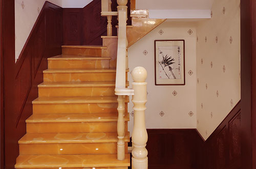 子长中式别墅室内汉白玉石楼梯的定制安装装饰效果